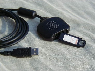 Der USB Cardprogrammer mit USB Anschluss und garmin Speicherchip. Damit wird das Kartenmaterial auf den garmin Speicherchip übertragen